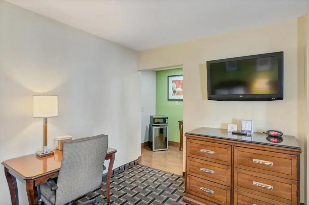 Savannah Garden Hotel 2*,