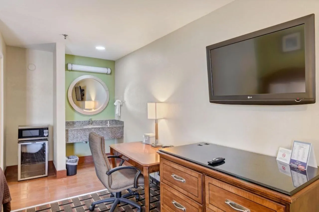 **  Savannah Garden Hotel USA